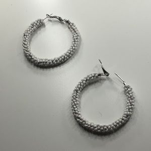 Round beads.white hearings